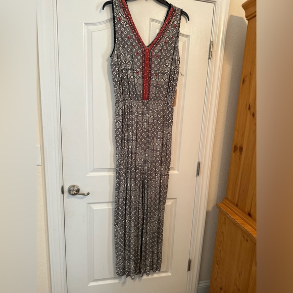 Black and white jumpsuit with red trim around the v neck - Picture 5 of 5